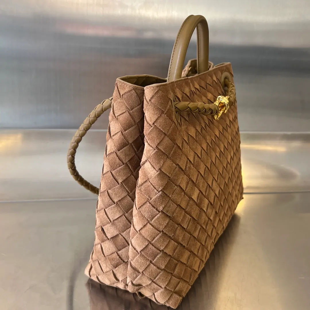 Batch 2360 #Bottega Veneta Yangjin Andiamo handbag, many stars have the same style 🎈 743572 Classic full-body leather weaving with golden knot buckle, stable and chic enough [Proud] The whole body is made of Nappa sheep leather, comfortable, soft and dynamic. The sliding metal knot buckle can adjust the shoulder strap, single shoulder/handbag/crossbody, multiple carrying methods, large bag capacity Suitable for commuting/daily use/traveling. This bag is divided into small/medium/large sizes. There is always one that suits you. Then take me with you🎀🎀 Size: 32.5x24x12 p3040